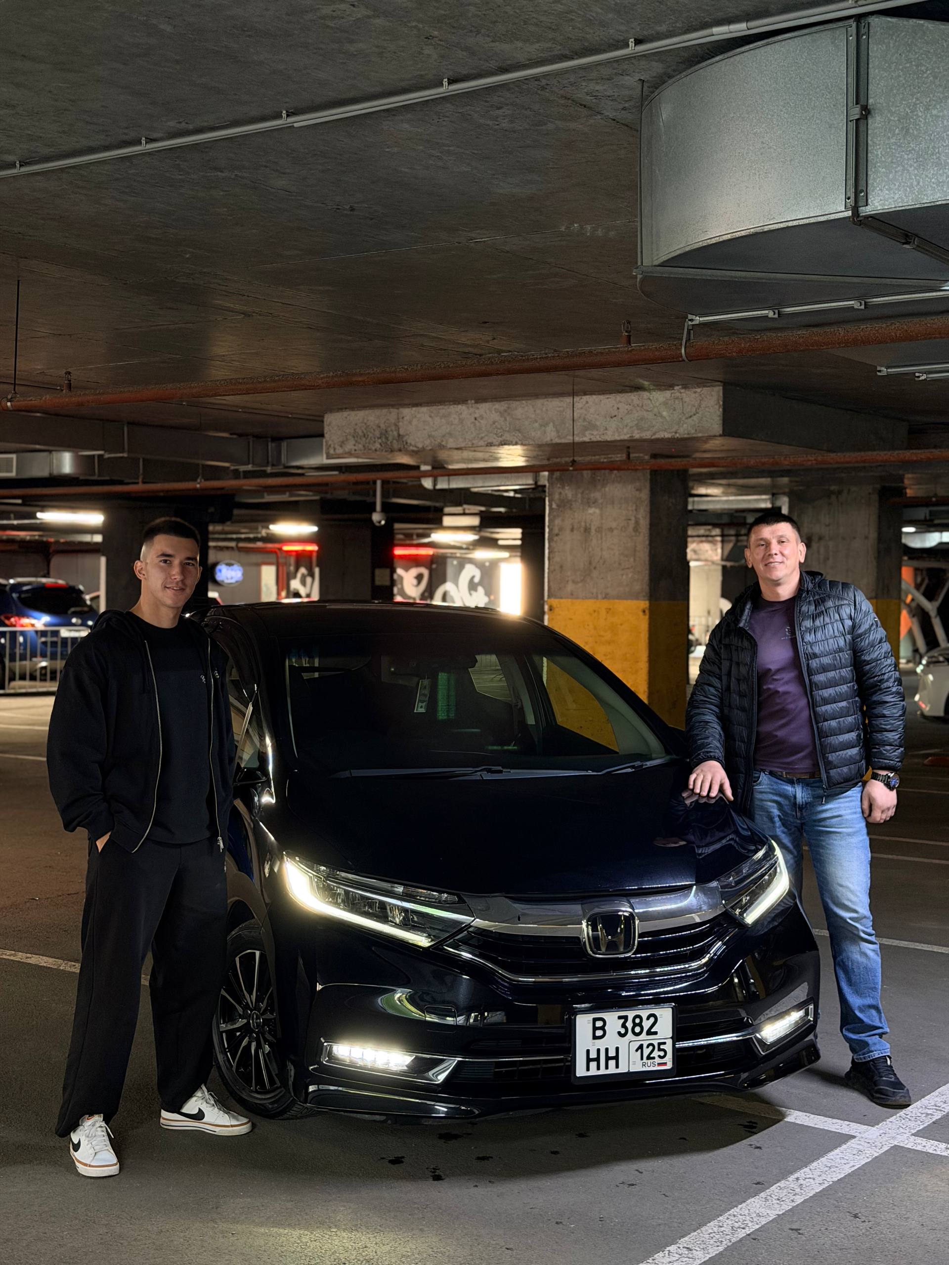 Передача Honda Shuttle владельцу: двое мужчин рядом с автомобилем