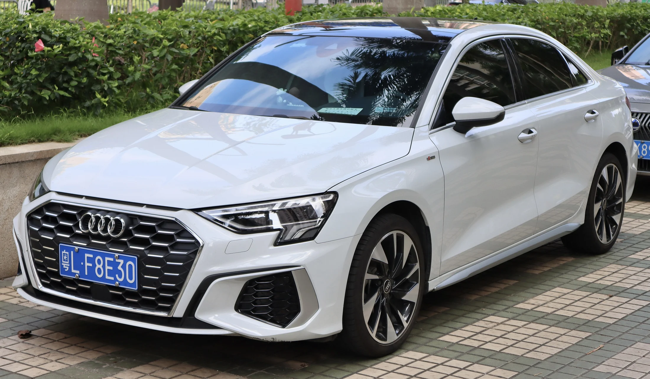Белая Audi A3L