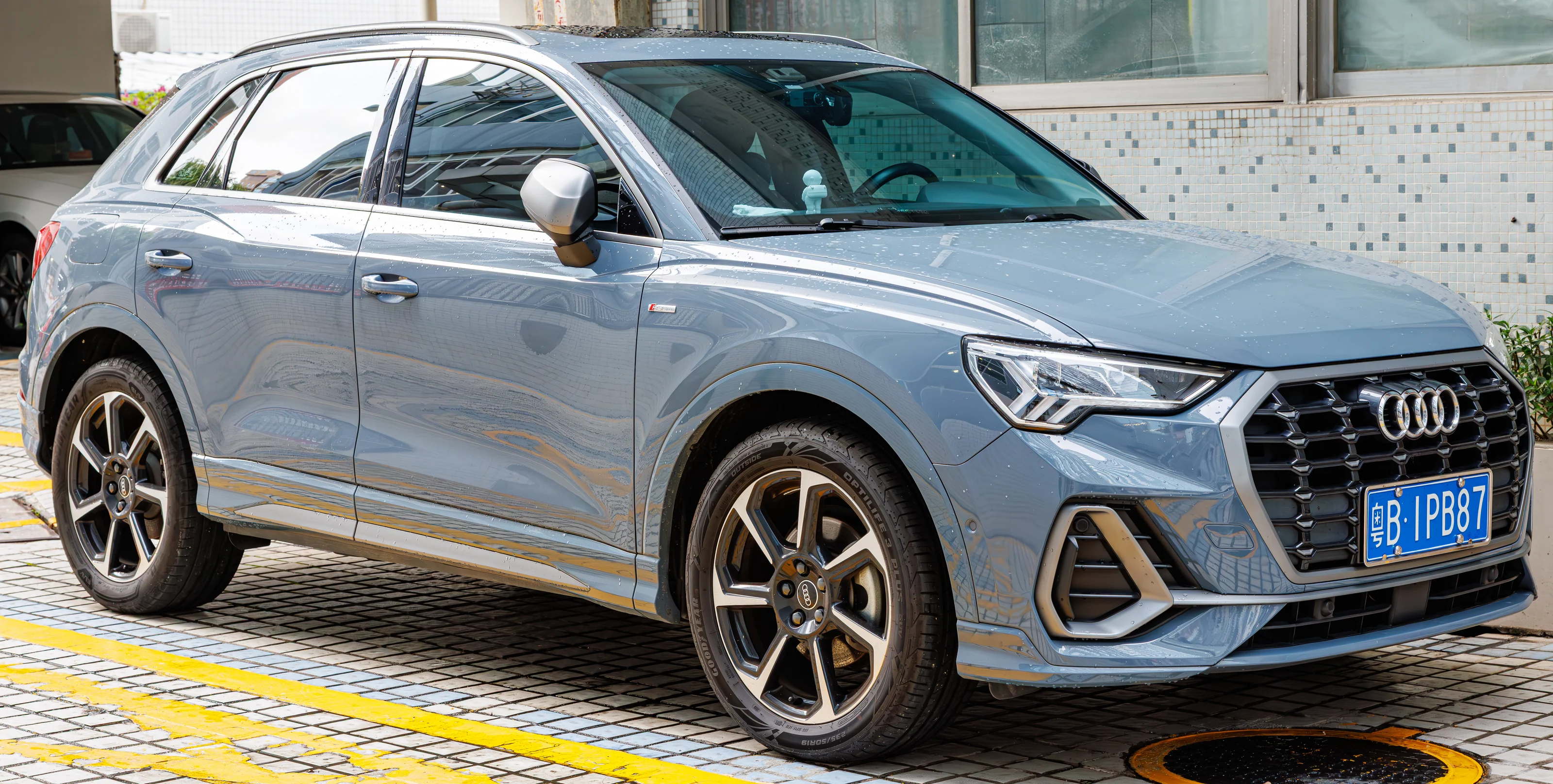 Серая Audi Q3 F3, сфотографированная в Китае