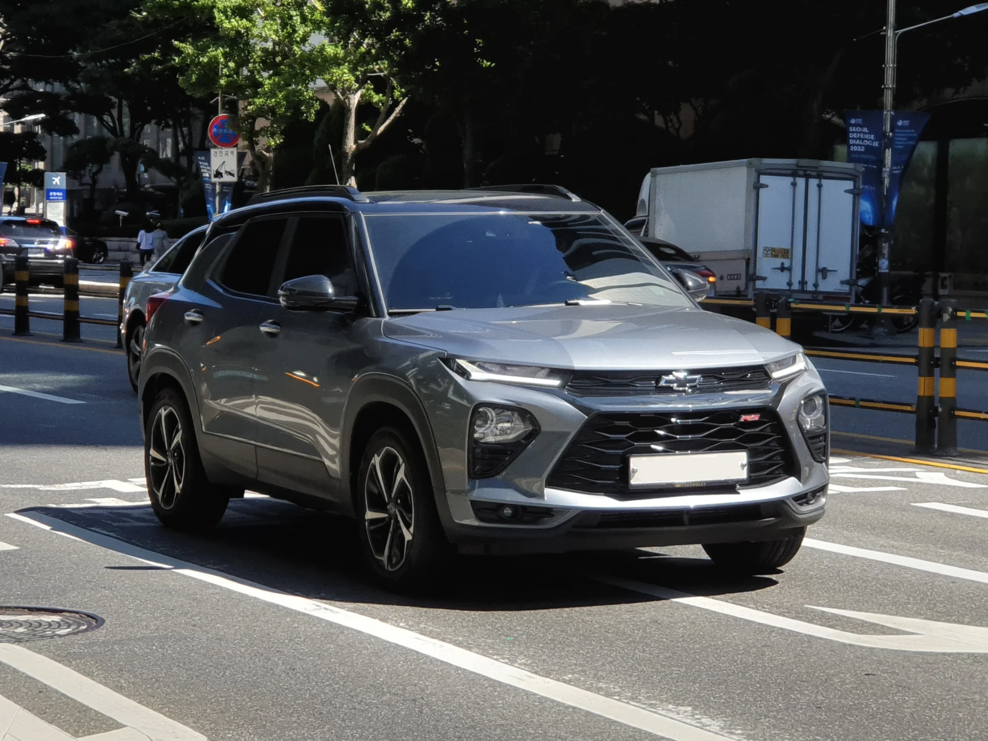 Серый Chevrolet Trailblazer RS в Корее, вид спереди