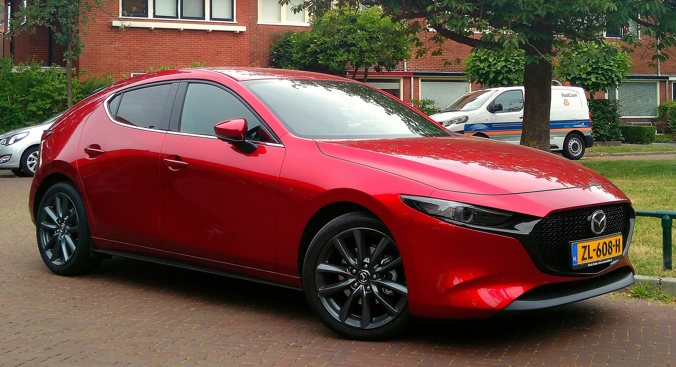 Красная Mazda 3