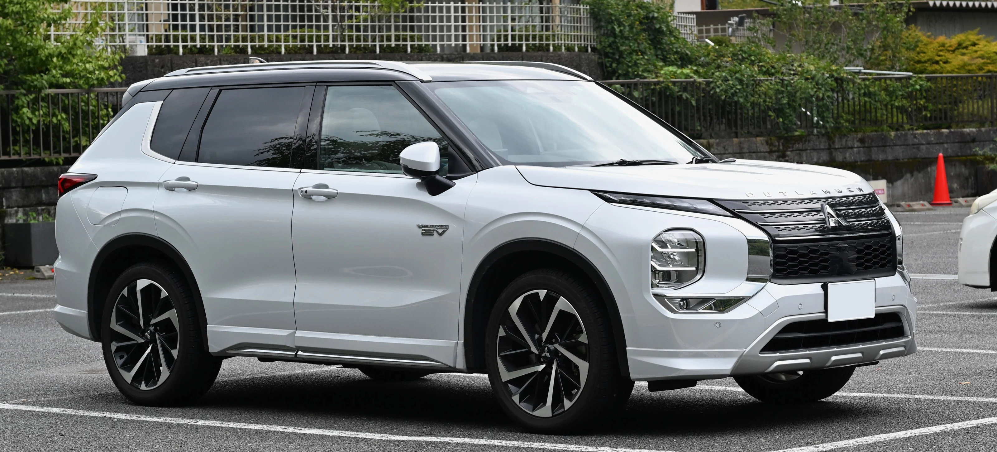 Белый Mitsubishi Outlander PHEV японского исполнения