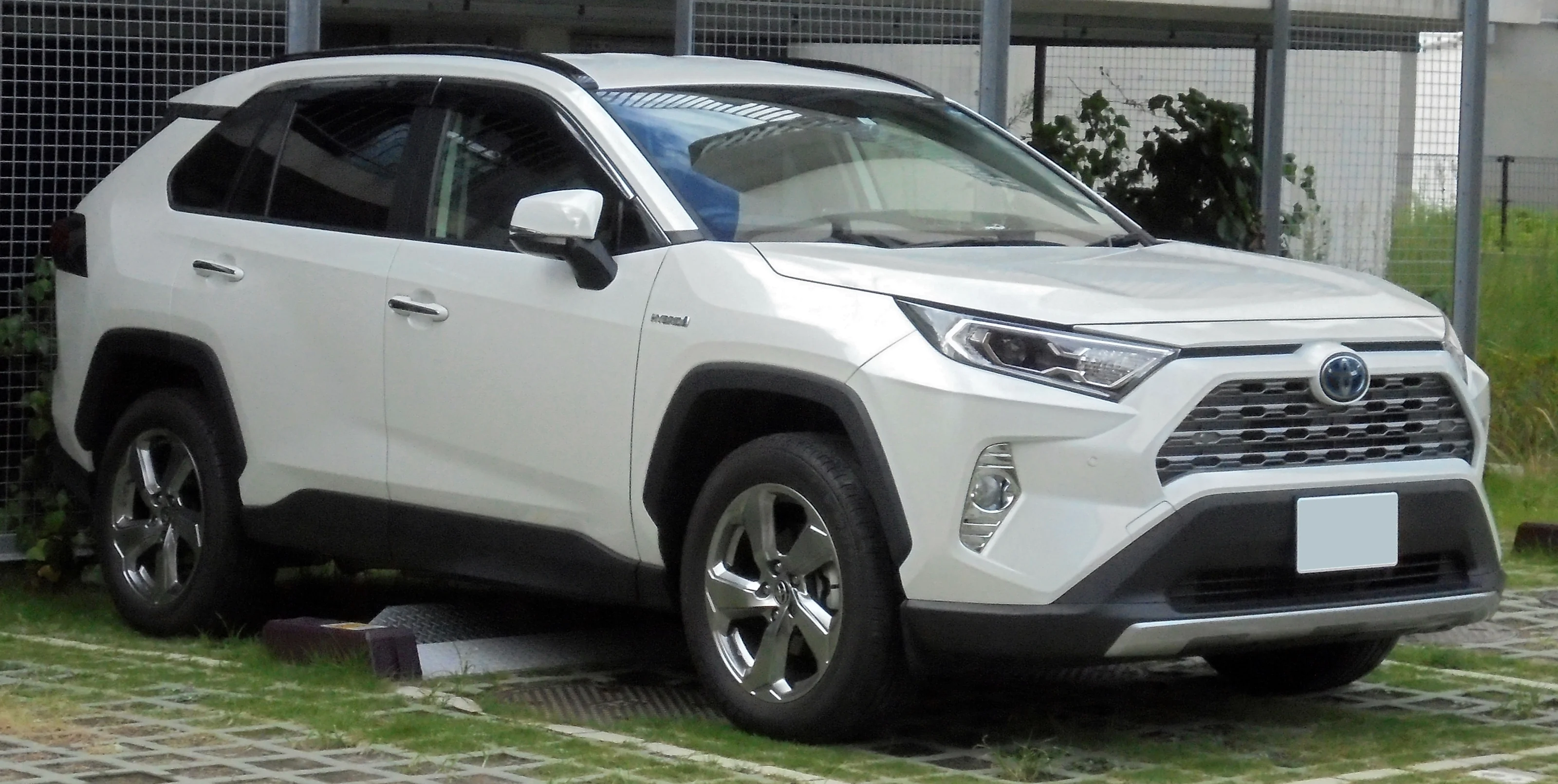 Белая Toyota RAV4 пятого поколения японского исполнения