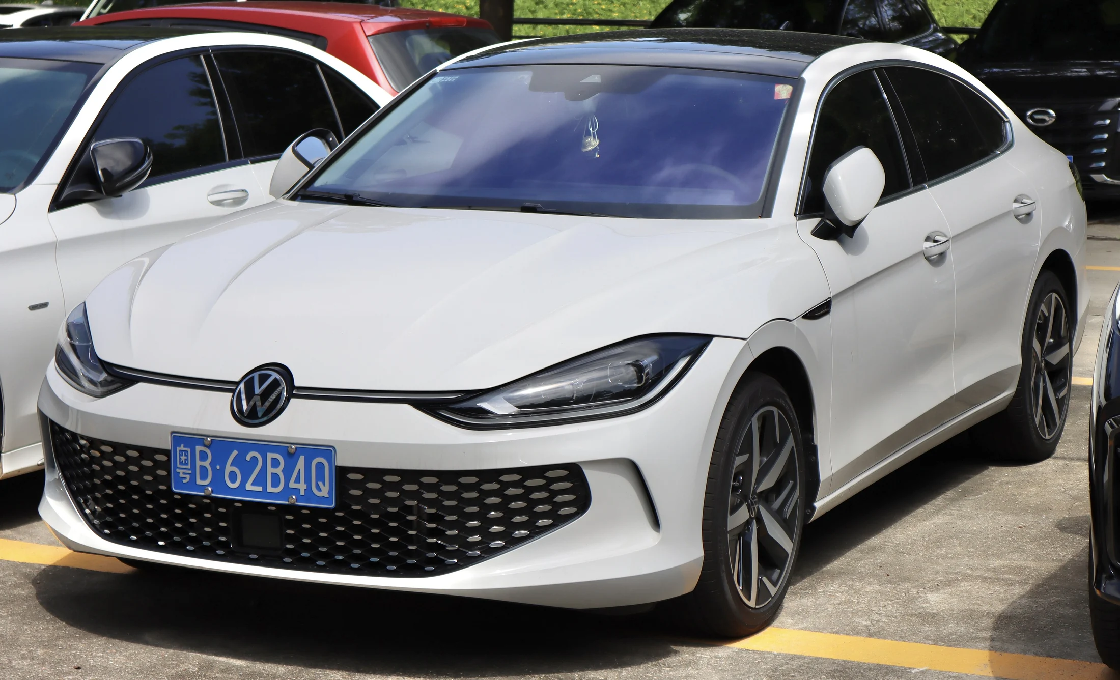 Белый Volkswagen Lamando L