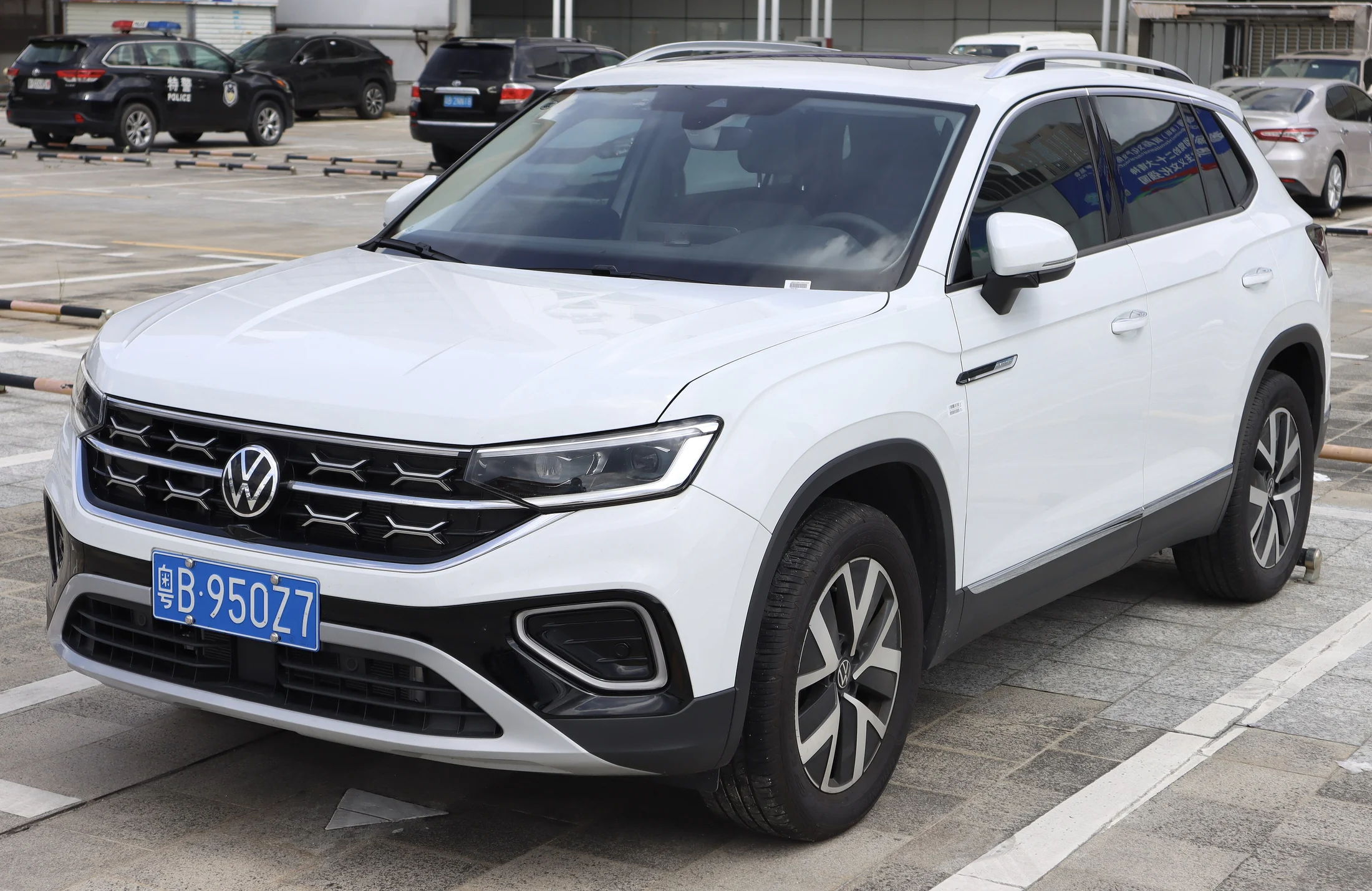 Белый Volkswagen Tayron